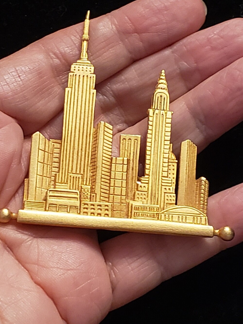 Vintage 1988 New York Skyline Goldtone Pin/Brooch Jonette Jewelry, EUC-Great Pin - Picture 2 of 6